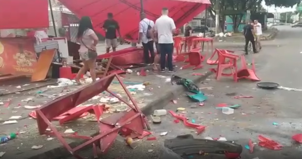 Carro em alta velocidade destrói barraca de café em Manaus