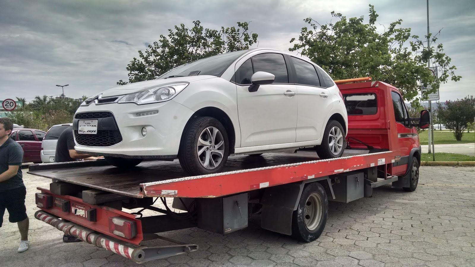 Veículos no Amazonas não poderão ser guinchados sem presença do responsável