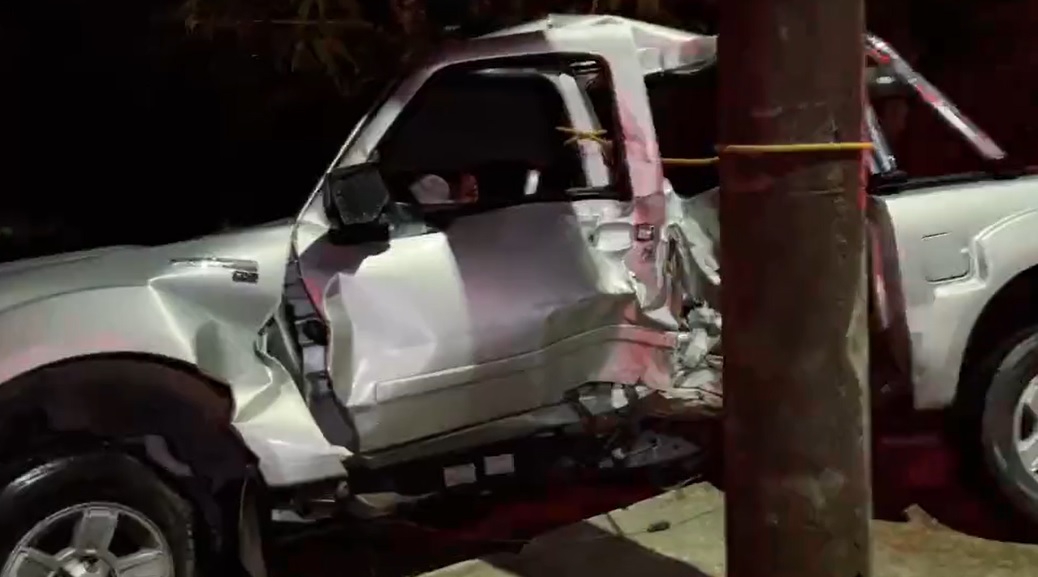 Motorista atinge poste em acidente e fica preso às ferragens