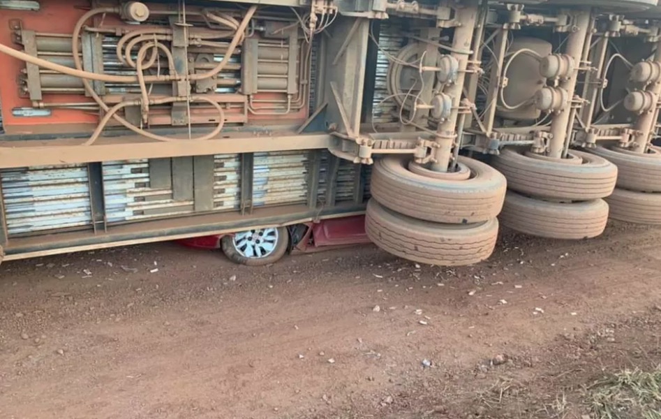 Carreta esmaga carro e casal escapa da morte; veja 