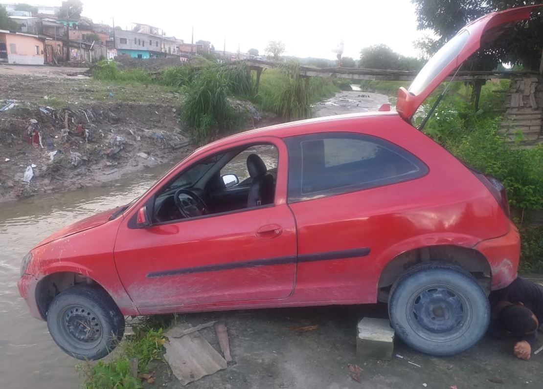 Motorista pega rua errada e por pouco não despenca com carro em igarapé em Manaus