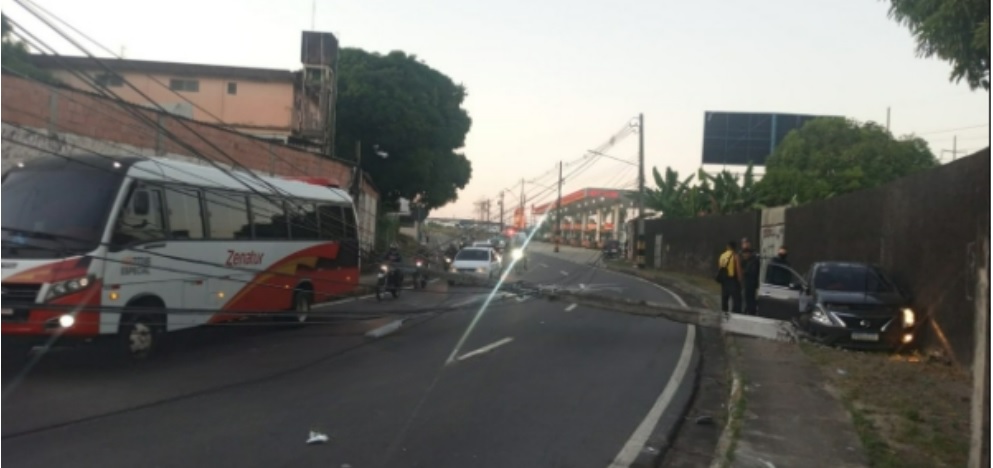 Carro derruba poste em acidente violento e avenida é bloqueada