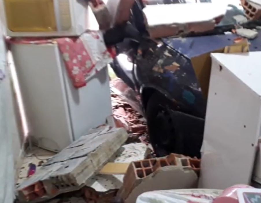 Após ser atingido por caminhão, carro invade quarto onde crianças dormiam em Manaus