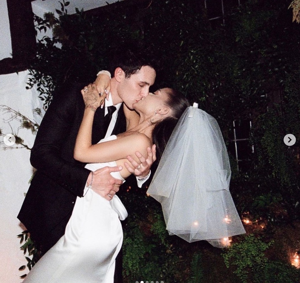 Ariana Grande se casa em segredo com Dalton Gomez; veja fotos