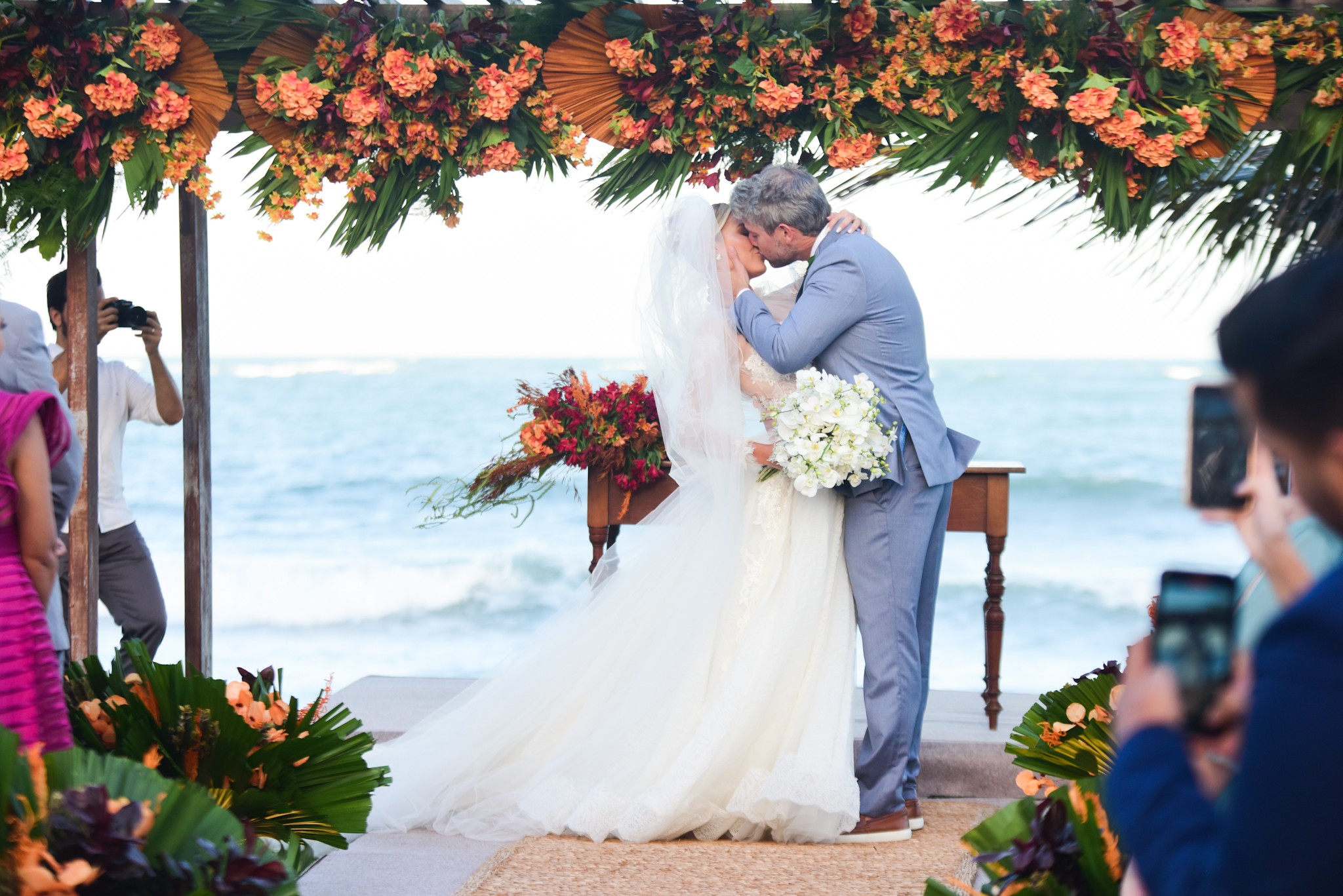 Com ex-BBBs madrinhas, Isabella Cecchi se casa à beira da praia em Natal