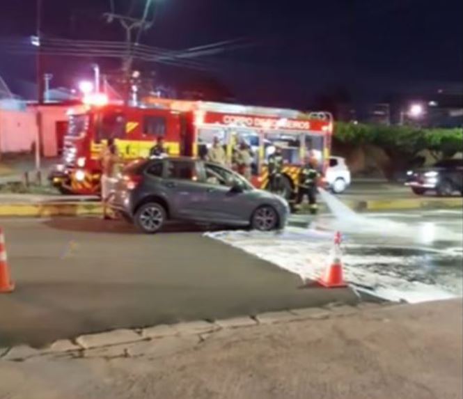 Acidente: Carro invade canteiro central e por pouco não pega fogo em Manaus