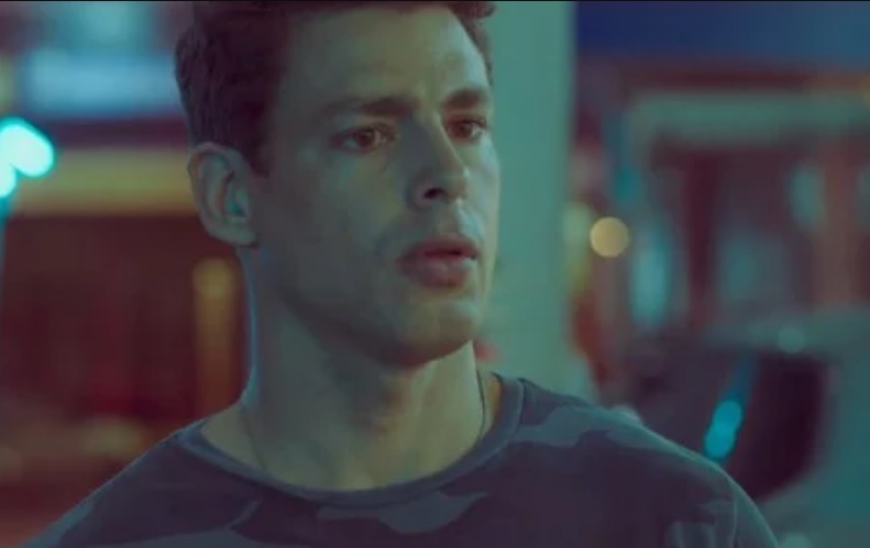 Se passando por Renato, Christian é reconhecido por amigo na frente de Bárbara