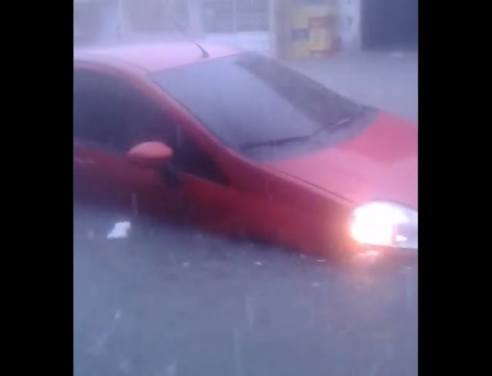 Vídeos mostram rastro de destruição deixado por temporal em Manaus