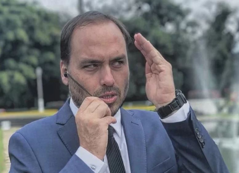 Carlos Bolsonaro dever ser chamado para depor na PF nesta segunda-feira