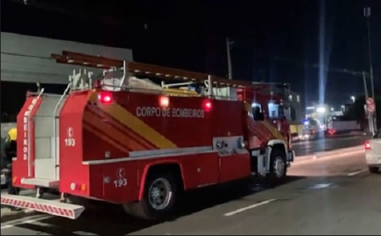Carro pega fogo e fica destruído em avenida de Manaus