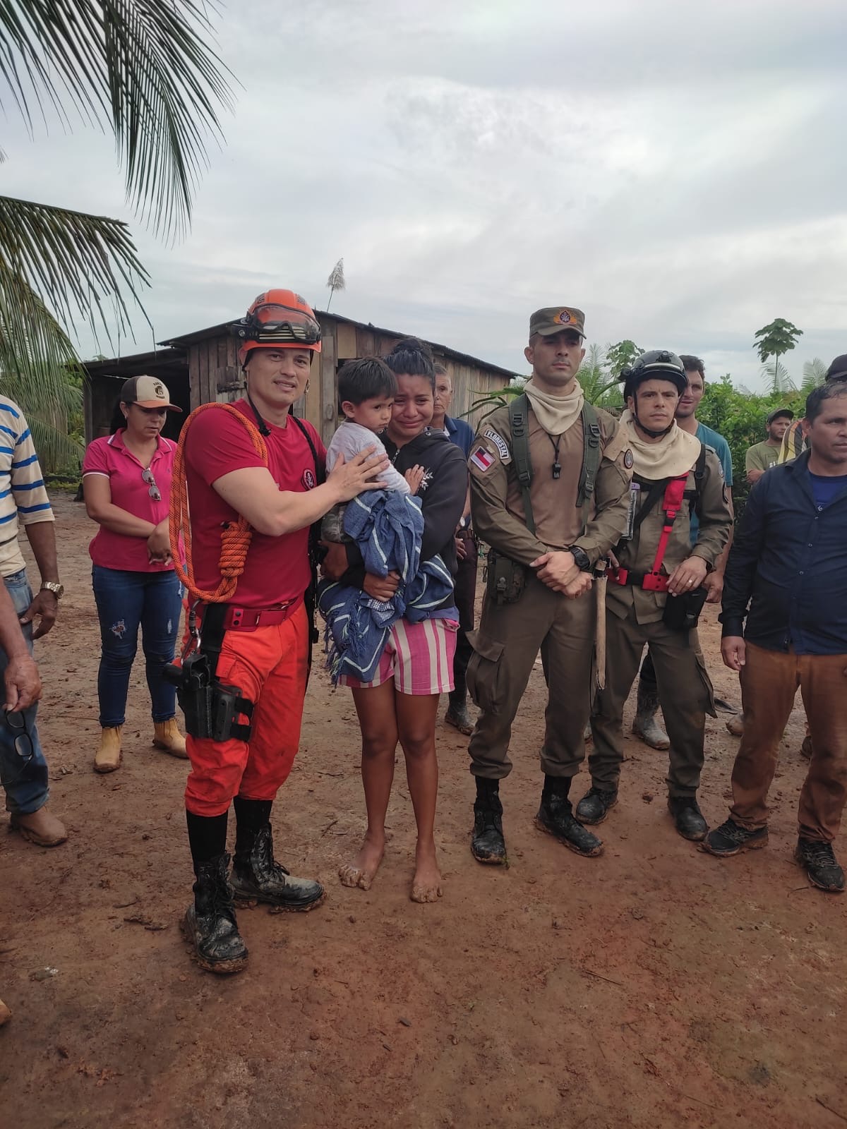 Criança de 2 anos que estava desaparecida é encontrada ao lado de cães no Amazonas