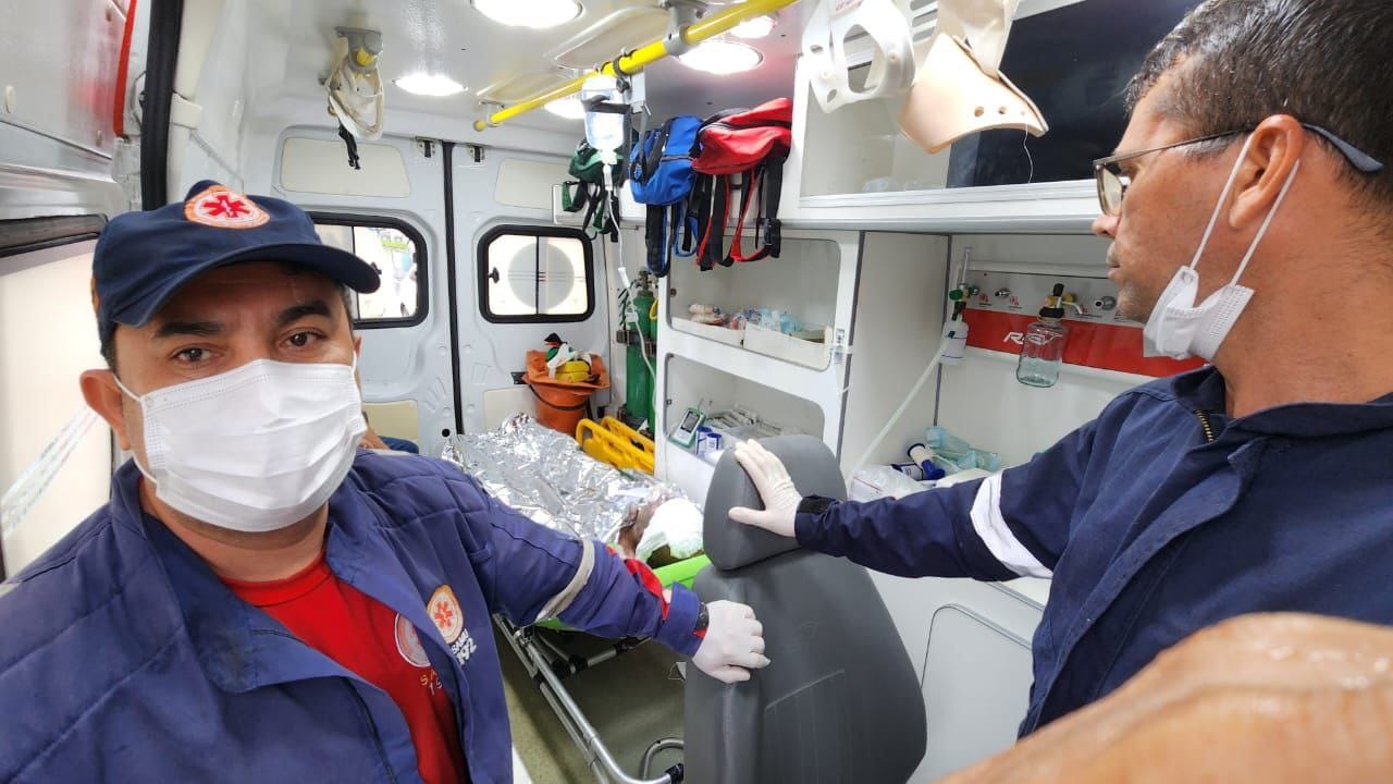 Idoso tem queimaduras de 1º e 2º graus após casa explodir em Manaus