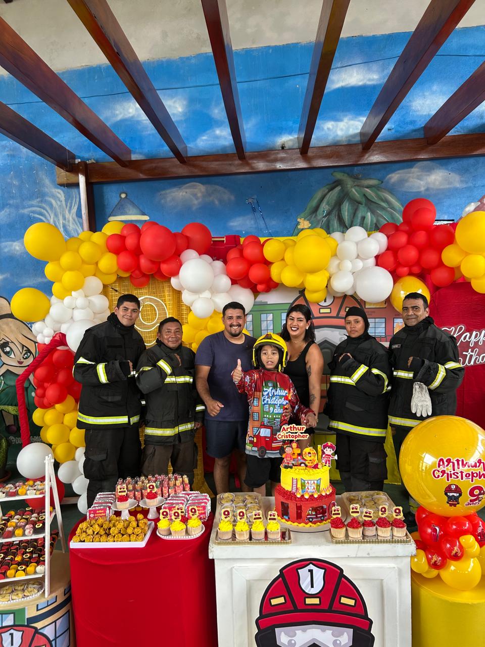 Bombeiros fazem surpresa no aniversário de 9 anos de criança com TEA em Manaus