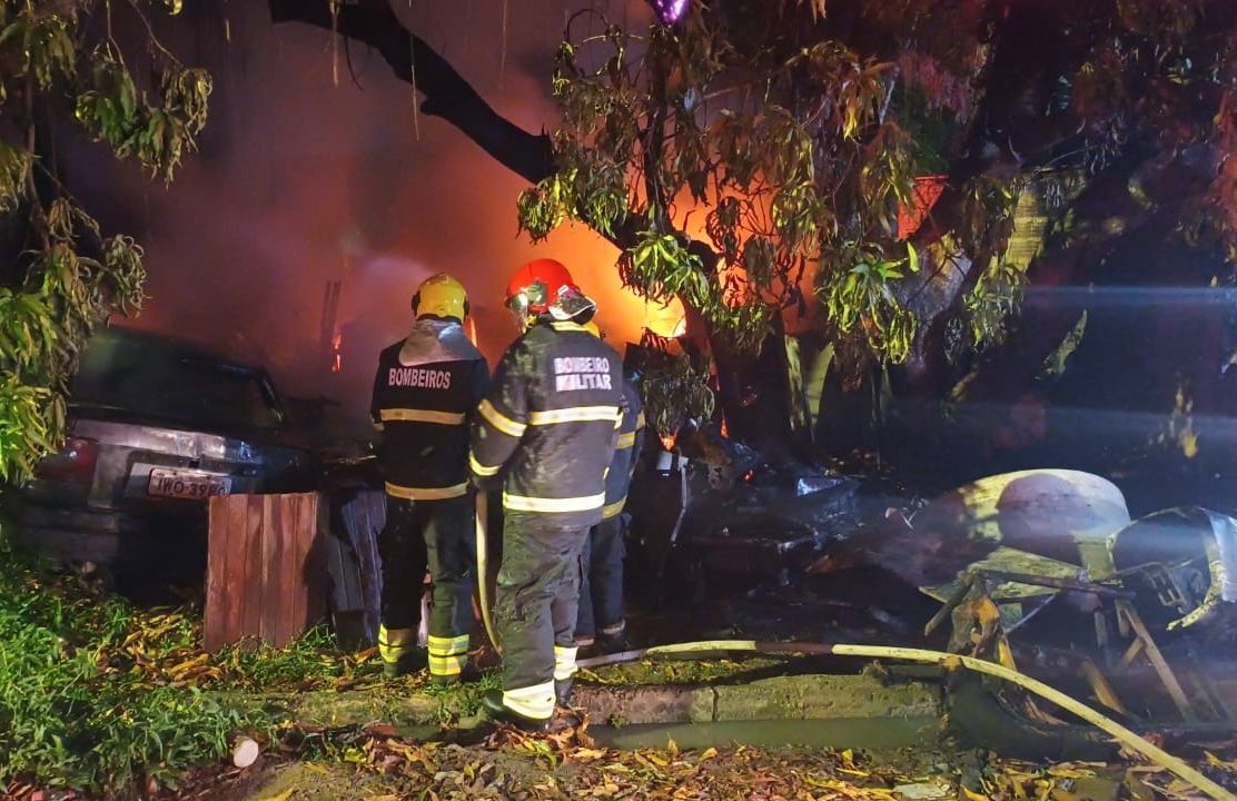 Incêndio destrói casa e assusta vizinhança no Tancredo Neves
