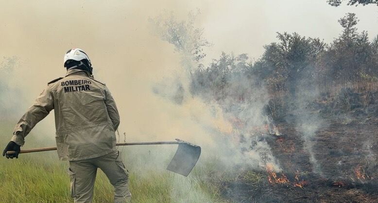 Bombeiros e Força Nacional combatem incêndio perto do aeroporto de Lábrea
