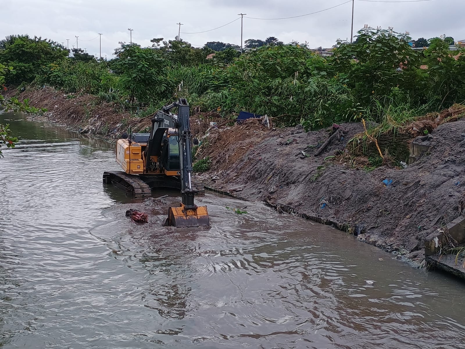 Limpeza é realizada para melhorar escoamento de água no igarapé no Novo Aleixo