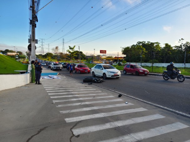 Motociclista morre ao colidir com poste na Avenida das Torres