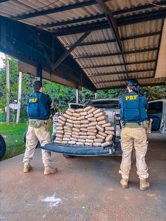 Motorista é preso com 69 kg de drogas escondidos na lataria de carro na BR- 319