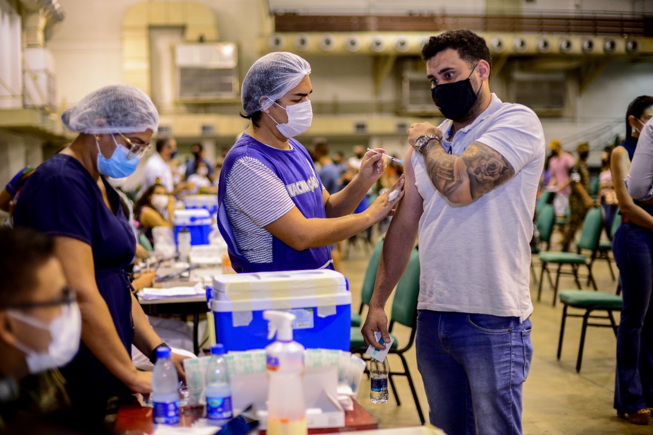 Postos antecipam vacinação contra covid para pessoas de 28 anos em Manaus