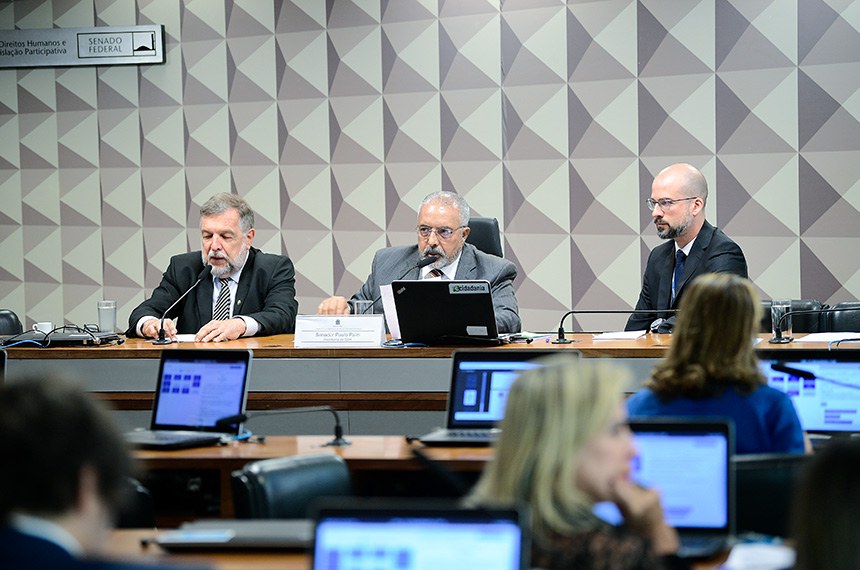 Senado aprova PL que proíbe uso de banheiro com base na identidade de gênero em escolas 