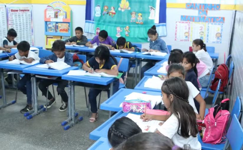 Escolas públicas iniciam ano letivo em Manaus e no interior