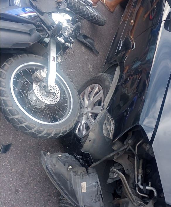 Homem sofre fratura exposta em acidente entre carro e moto em Manaus