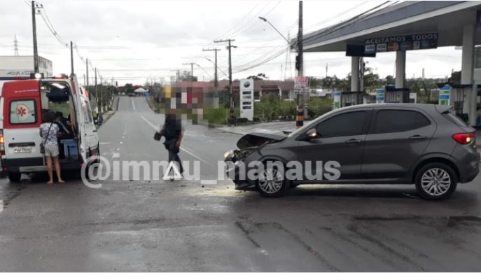 Acidente com carro deixa homem ferido em Manaus
