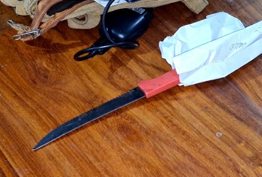 Mulher crava faca de cortar pão no pescoço do ex durante festa no Amazonas