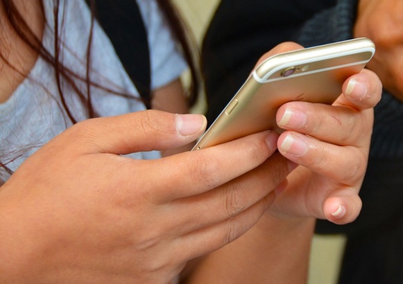 Jovem exige R$ 50 mil de "amigo" casado para não revelar traição e acaba presa