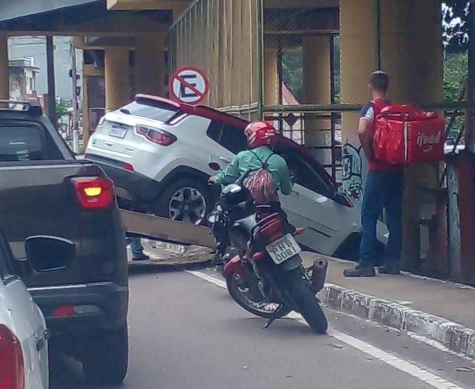 Carro fica preso ao tentar entrar em antigo estacionamento irregular em Manaus