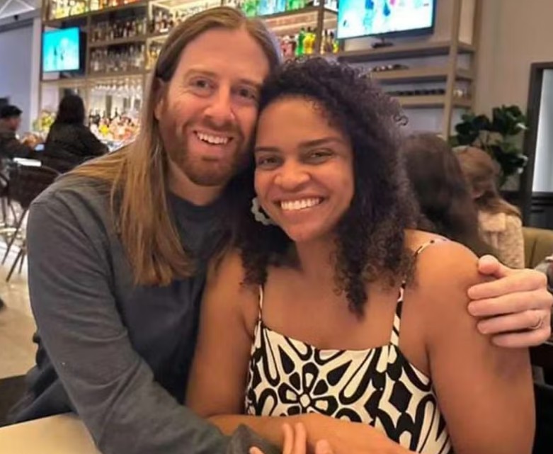 Cineasta brasileira retorna ao Brasil após passar um mês presa nos EUA