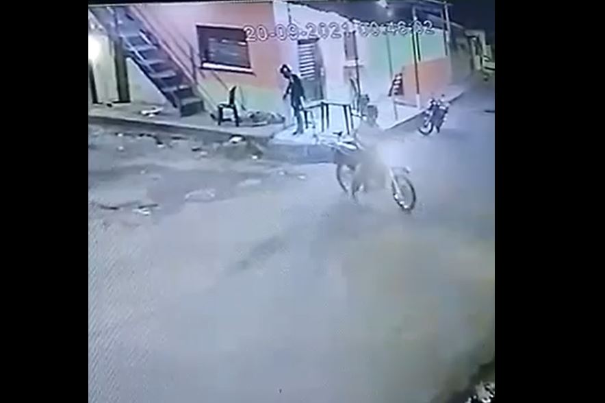 Vídeo: Disfarçado de entregador, homem persegue e executa homem em Manaus