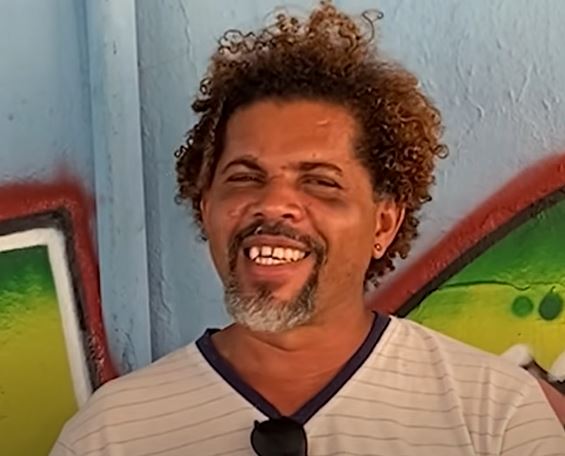 Em vídeo, morador de rua dá detalhes picantes de sexo com mulher de personal