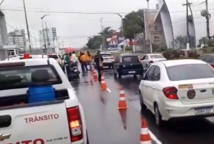 Cratera se abre no meio de avenida durante chuva em Manaus
