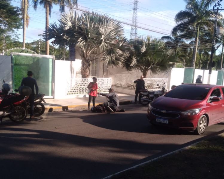 Acidente na av. Efigênio Sales deixa motociclista ferido em Manaus