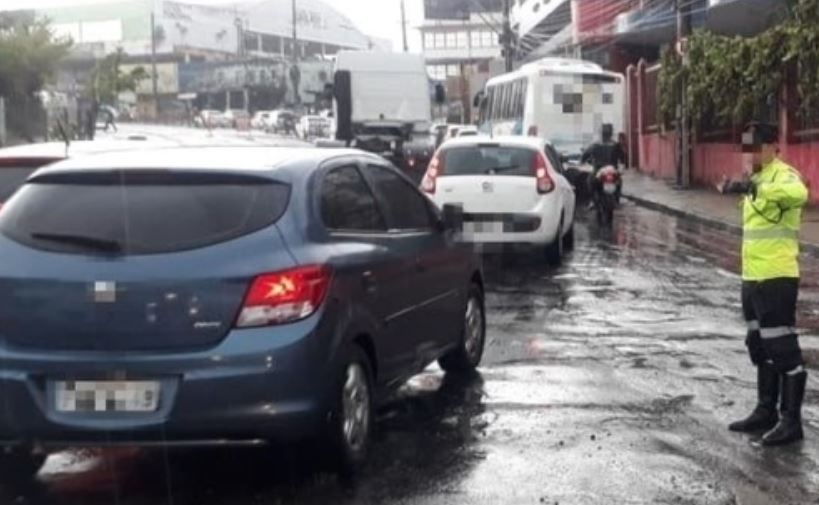 Vazamento em rede de água deixa trânsito complicado na Bola da Suframa