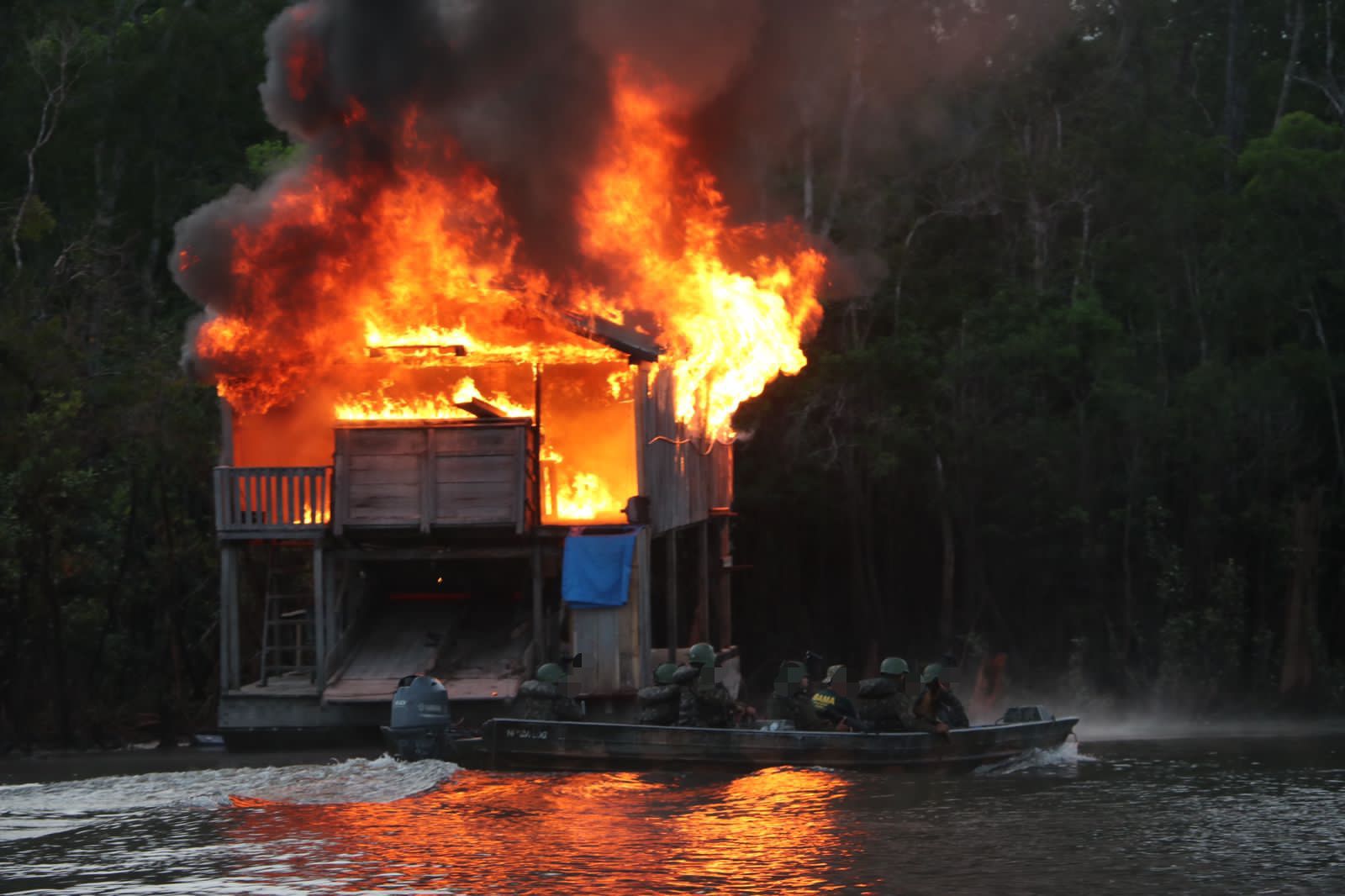 Operação Poraquê: Exército destrói mais de 70 dragas de garimpo ilegal no Amazonas