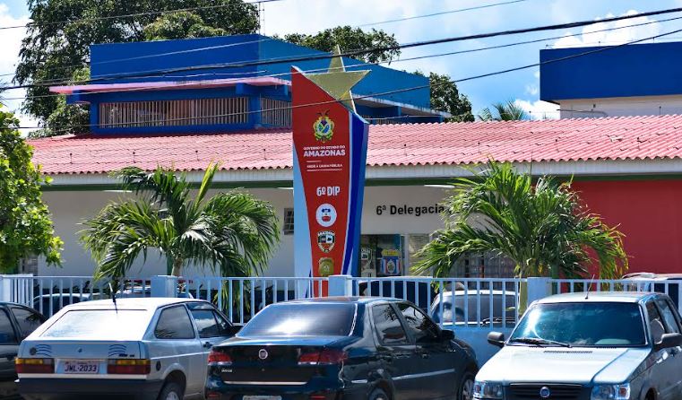 Mulher é presa por guardar drogas dentro de móveis de empresa em Manaus