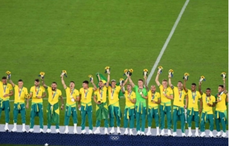 COB promete agir contra CBF após jogadores não usarem agasalho no pódio  