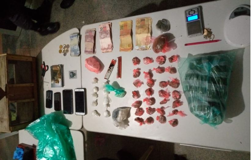 Mulher é presa por guardar drogas e jiboia de facção no Amazonas