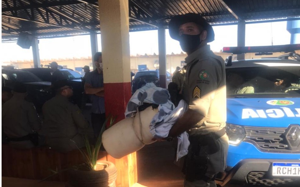 Colchão é encontrado em mata durante buscas por serial killer Lázaro