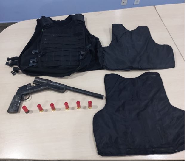 Segurança do tráfico é preso com colete à prova de balas e espingarda em Manaus