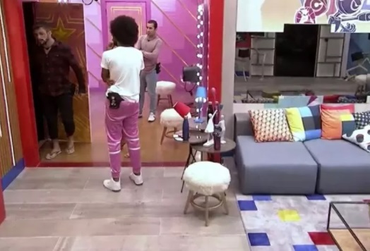 Arthur chora e vai ao confessionário após discussão com Fiuk; veja vídeo