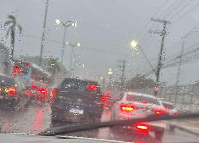 Avenida Torquato Tapajós alaga e causa congestionamento no feriado de Natal