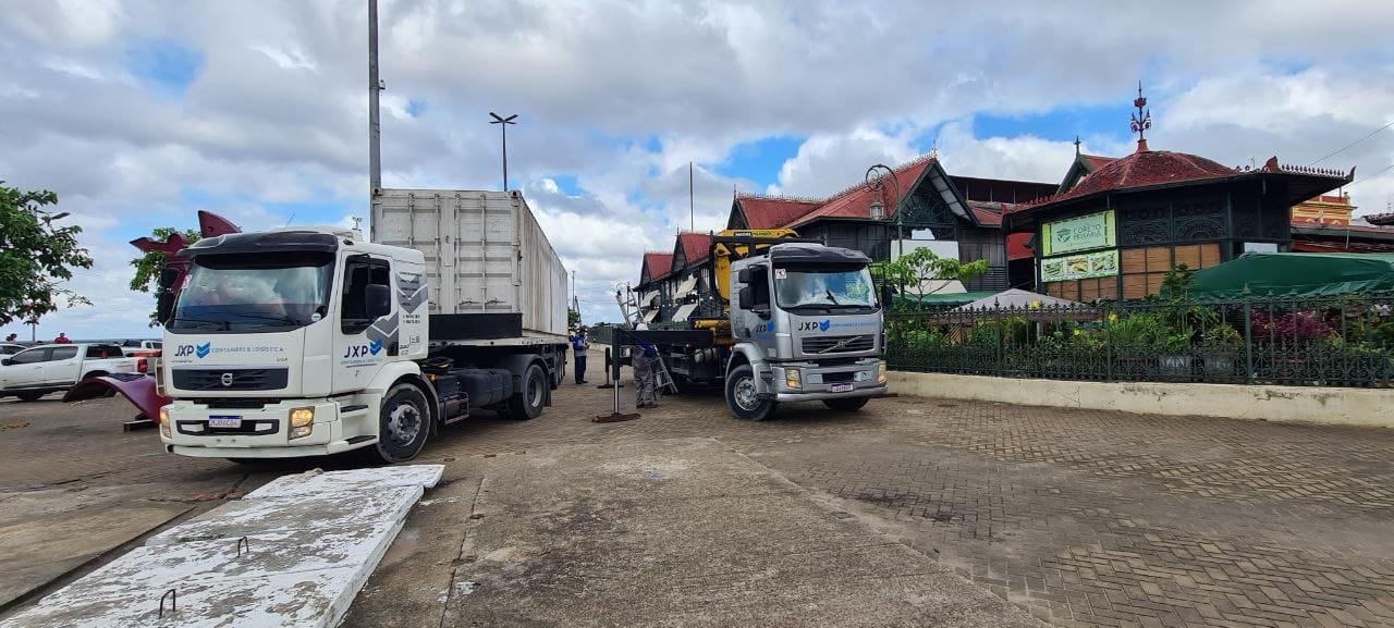 Contêineres são instalados no Centro de Manaus para abrigar vendedores de passagens fluviais 