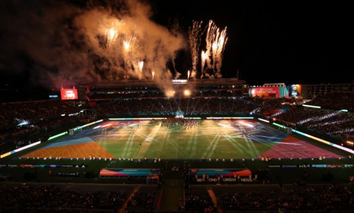 Copa do Mundo feminina começa com minuto de silêncio após dia violento