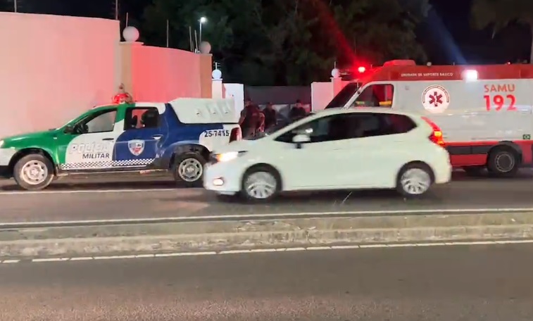 População revoltada espanca assaltante em parada de ônibus em Manaus