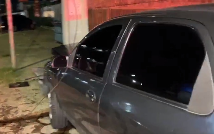 Criminosos batem carro roubado em poste durante perseguição policial em Manaus