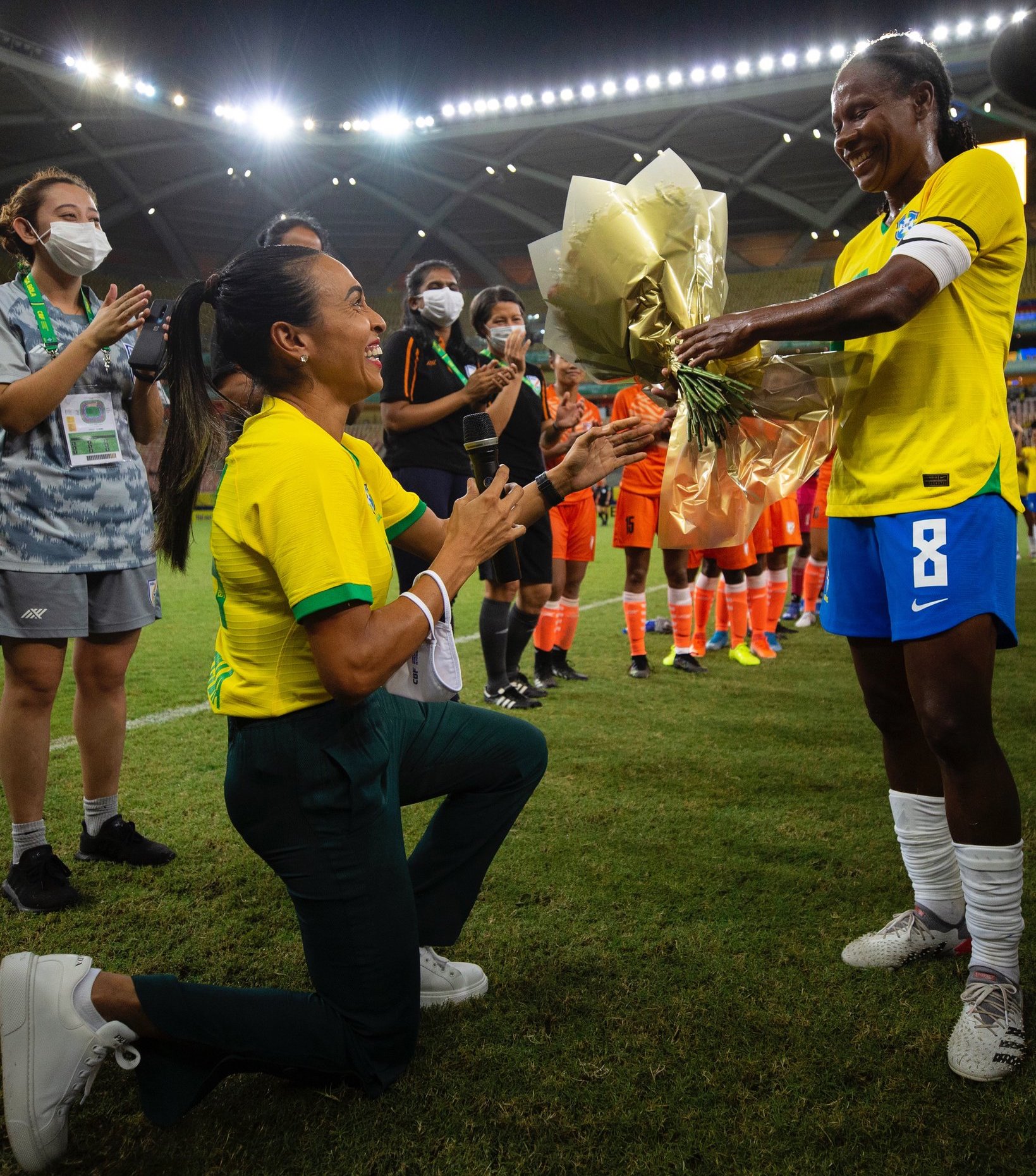 Formiga recebe homenagens de Pelé, Marta e Neymar em sua despedida da Seleção Brasileira