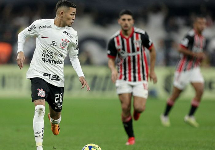 Corinthians vence São Paulo e larga na frente por final
